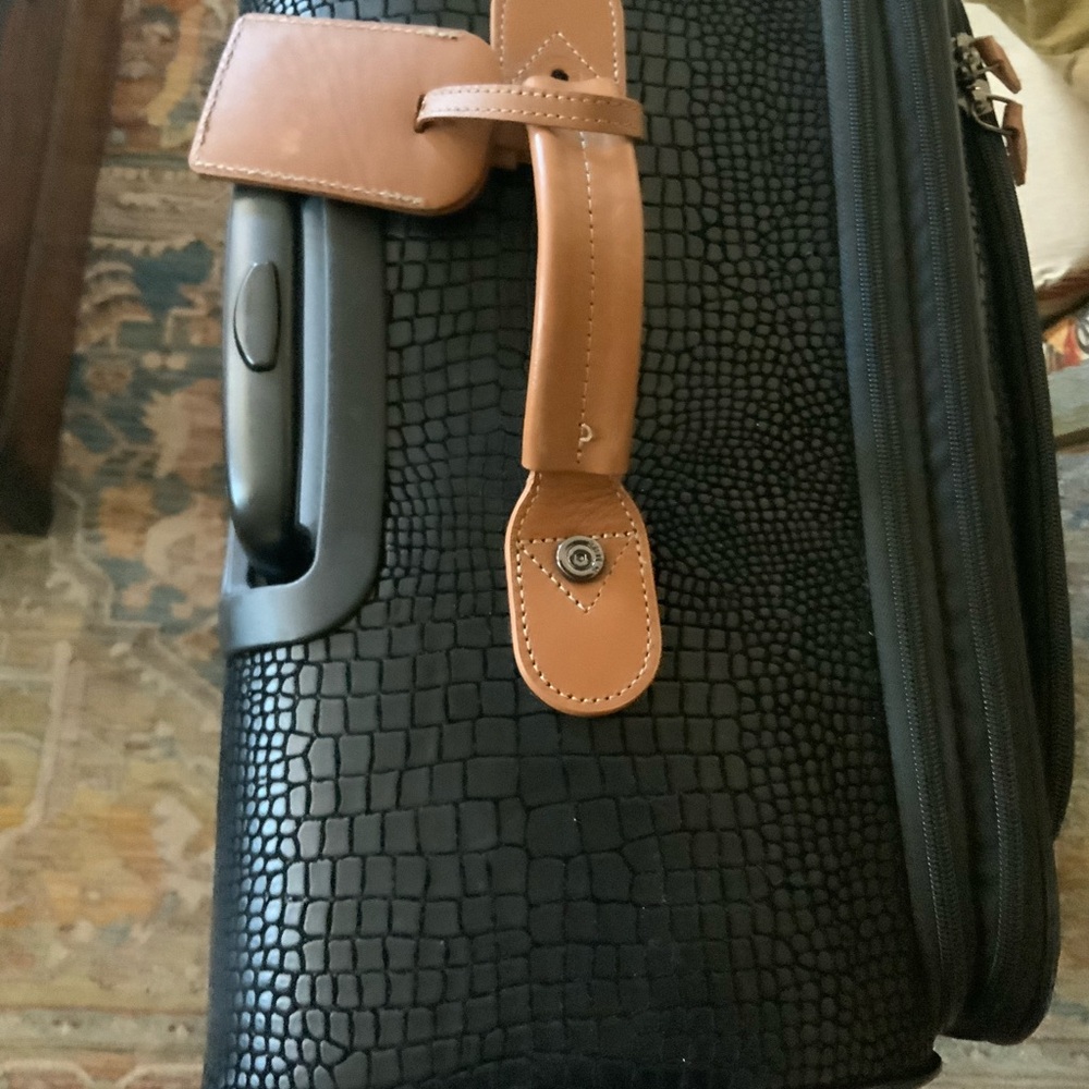 Elegant Black and Tan Travel Bag